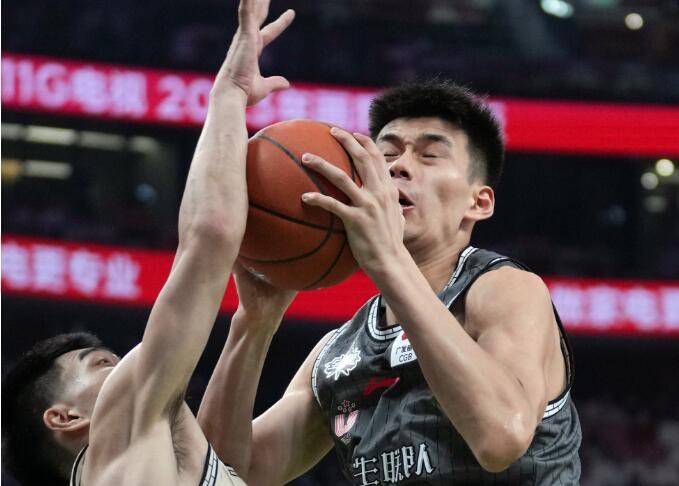 明日湖人客战森林狼：雷迪什大概率出战詹姆斯浓眉出战成疑明日NBA常规赛，湖人客场挑战森林狼。